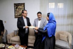 تجلیل استاندار کردستان از بانوی شناگر سنندجی که رکورد گینس را شکست