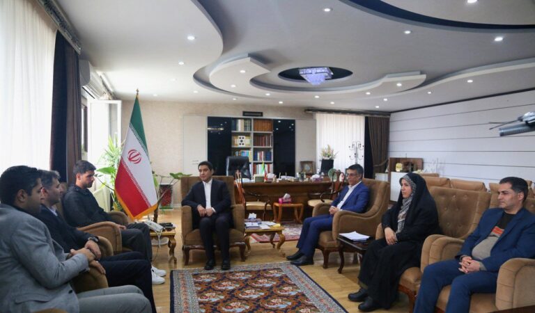 آیین بدرقه دونده کردستانی  به رقابت های قهرمانی دوومیدانی داخل سالن جهان برگزار شد