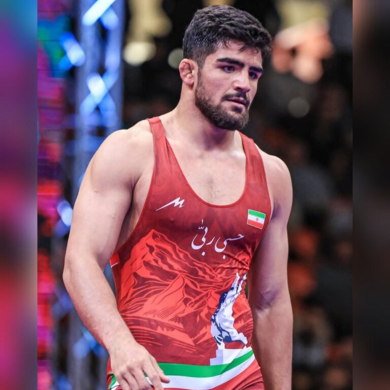 دلاور مرد کردستانی با غلبه بر حریفان فینالیست کشتی آزاد زیر ۲۳ سال جهان شد/ مبین یک قدم تا صید طلای جهان فاصله دارد