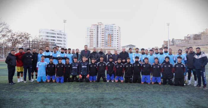 دیدار مدیرکل ورزش و جوانان کردستان و فرماندار شهرستان سنندج با بازیکنان، مربیان و مسئولین باشگاه فوتبال آبیدر سنندج